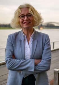 Das Bild zeigt Prof. Dr. Melanie Vonau.